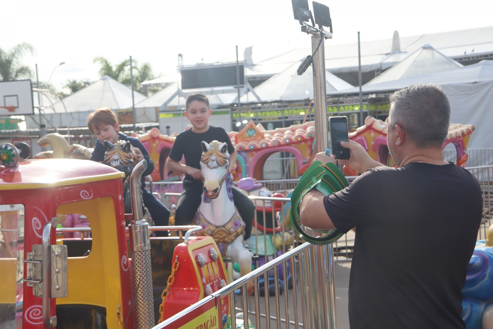 Parque de diversÃµes da SÃ£o Leopoldo Fest - SÃ©rgio tirou foto dos meninos no brinquedo