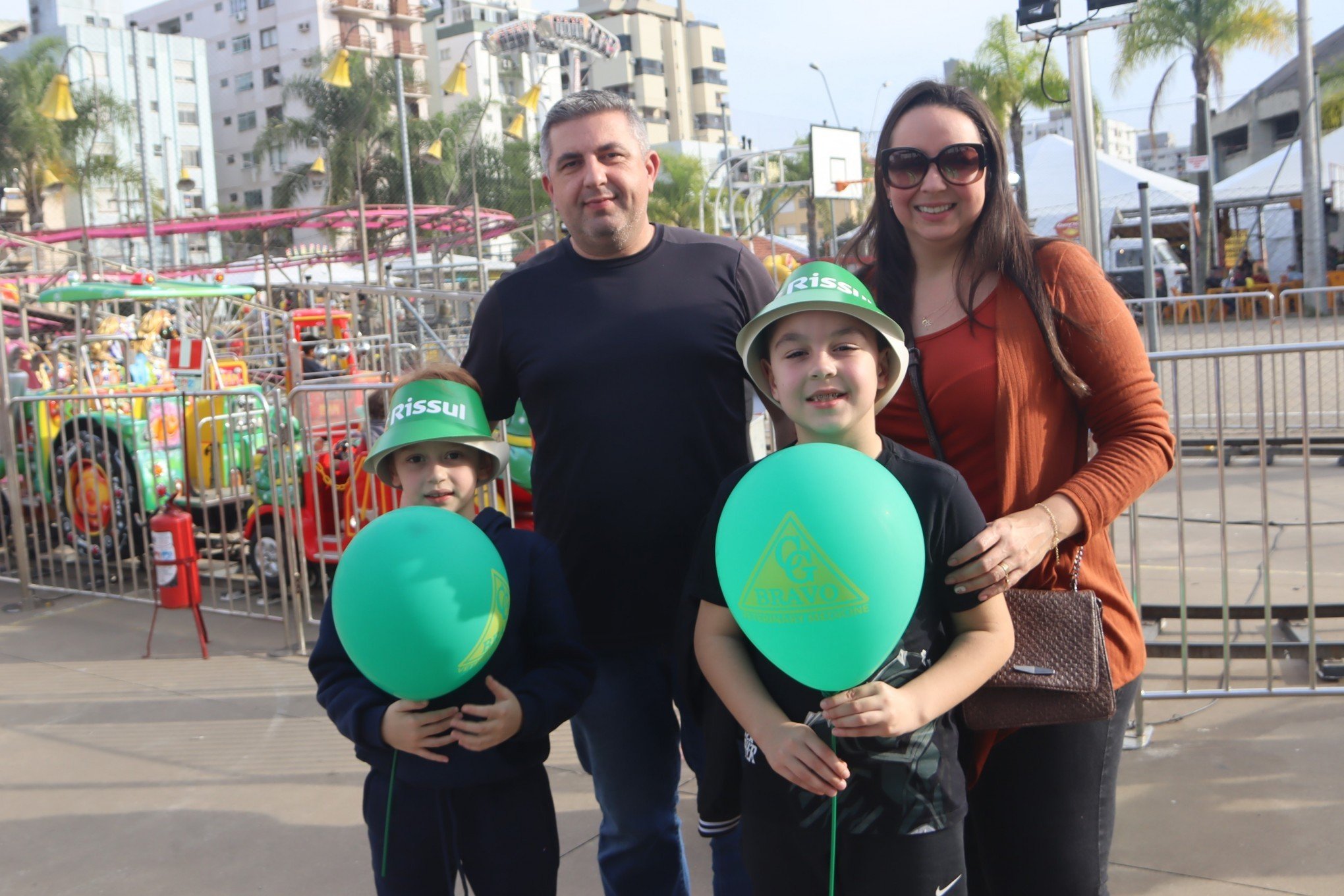 SÃ©rgio e Fernanda com o sobrinho Carlos e o filho Enzo