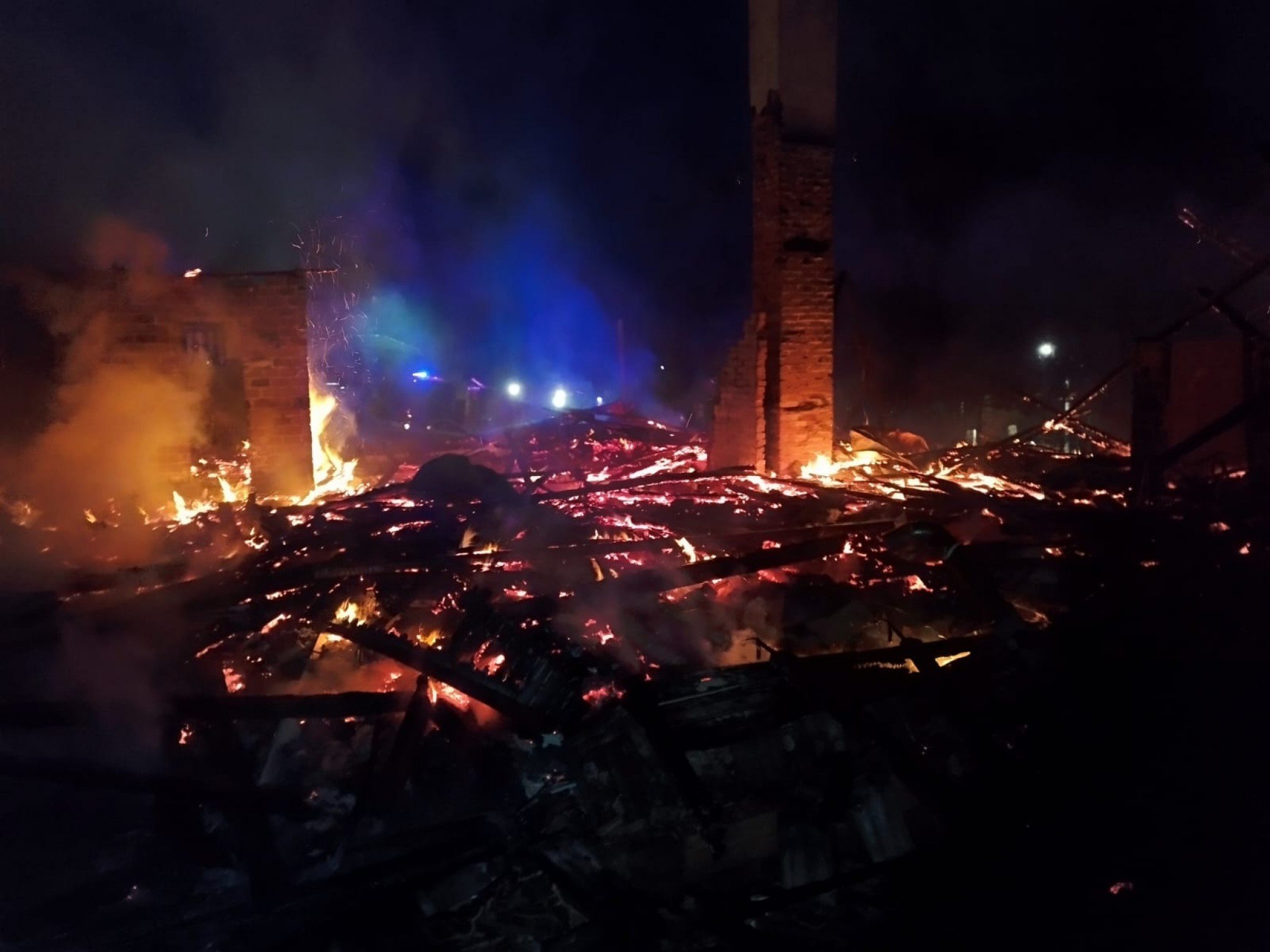 IncÃªndio consumiu uma casa e deixou outra parcialmente queimada