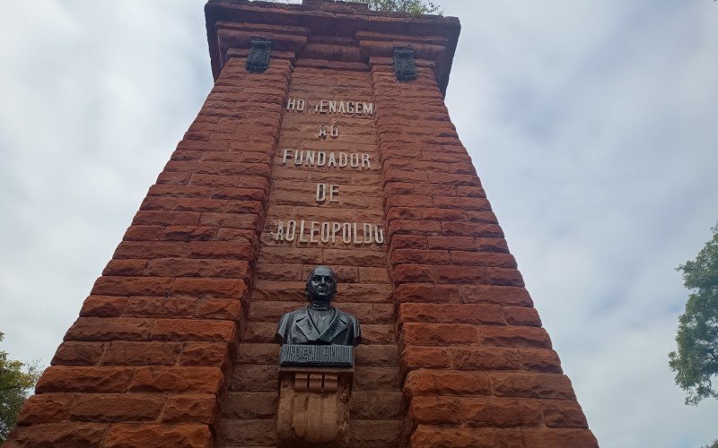 Monumento ao Centenário da Imigração Alemã, em São Leopoldo Localizado na Praça do Imigrante, à margem do Rio dos Sinos, o Monumento do Imigrante foi construído em 1924, em comemoração aos cem anos da imigração. A praça é a mais antiga do município onde aportaram os primeiros colonos. Ali está o busto do Visconde de São Leopoldo, o fundador da cidade. | Jornal NH