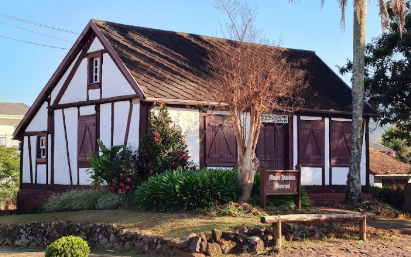 Museu HistÃ³rico Municipal 
Casa Kieling, em Dois IrmÃ£os
A Casa Kieling Ã© conhecida assim devido ao nome da famÃ­lia que habitou o endereÃ§o de 1893 atÃ© 1985. O local teria sido construÃ­do por um senhor de sobrenome Weimann, de SÃ£o Leopoldo, na primeira metade do sÃ©culo 19. A tradiÃ§Ã£o oral relata que, alÃ©m de residÃªncia, no local funcionava armazÃ©m e padaria em um anexo da casa.
