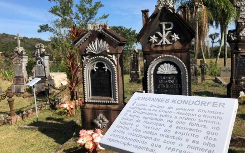 CemitÃ©rio EvangÃ©lico do TravessÃ£o RÃ¼benich, em Dois IrmÃ£os
O local remonta Ã  instalaÃ§Ã£o de colonos imigrantes alemÃ£es na Picada Baumschneis, em sua grande maioria evangÃ©licos. Na dÃ©cada de 1990, a comunidade e o genealogista AndrÃ© Dienstmann fizeram um mutirÃ£o para preservar o local, que recebeu placas de informaÃ§Ã£o a respeito do estilo gÃ³tico e significados das lÃ¡pides.