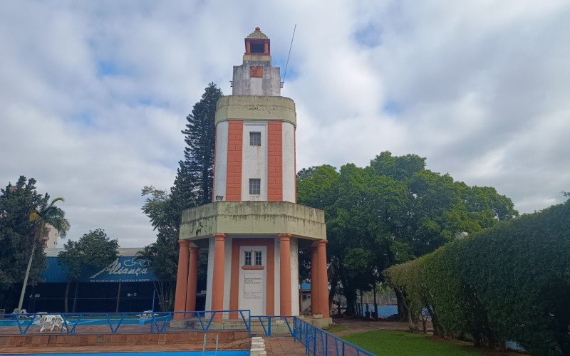 Monumento ao Imigrante, 
em Novo Hamburgo
Inaugurada em 1927, a torre de 23 metros de altura foi erguida no primeiro lote colonizado no municÃ­pio. Festejos populares envolveram seu lanÃ§amento. Atualmente, a Sociedade AlianÃ§a Ã© guardiÃ£ da torre, que pode ser visitada por qualquer pessoa. MobilizaÃ§Ã£o quer arrecadar recursos para restaurar o monumento.