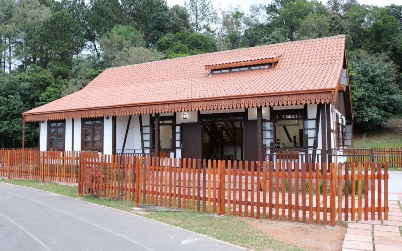 Museu Casa do Imigrante, em Sapiranga
Quando os primeiros colonos germÃ¢nicos foram morar na regiÃ£o, as poucas casas que existiam na colÃ´nia foram construÃ­das atravÃ©s da tÃ©cnica de enxaimel. A Casa do Imigrante, localizada no Parque Municipal do Imigrante, Ã© uma reproduÃ§Ã£o histÃ³rica da tÃ©cnica de construÃ§Ã£o da Ã©poca das primeiras famÃ­lias de descendentes de alemÃ£es.