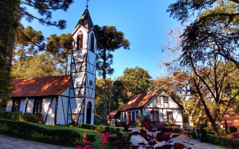 Parque Aldeia do Imigrante,
em Nova PetrÃ³polis
No ano de 1974, nos 150 anos da imigraÃ§Ã£o alemÃ£ no Rio Grande do Sul, houve um desfile histÃ³rico cÃ­vico onde a comunidade expÃ´s os trajes, utensÃ­lios, mÃ³veis e uma gama de artigos representando a cultura germÃ¢nica. Nesse momento, os gestores e a comunidade perceberam o valor histÃ³rico desses bens. Com isso, comeÃ§aram a construir um acervo cultural de preservaÃ§Ã£o atravÃ©s do parque com diversas atraÃ§Ãµes que contemplam as tradiÃ§Ãµes germÃ¢nicas.
