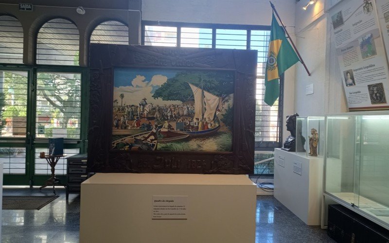 Imagem icÃ´nica


O Quadro da Chegada Ã© uma representaÃ§Ã£o da chegada dos primeiros 39 imigrantes alemÃ£es em SÃ£o Leopoldo. Foi pintado em Ã³leo sobre tela a partir da aquarela do artista alemÃ£o 
Ernst Zeuner.