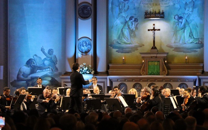 Maestro Evandro MattÃ© rege a orquestra