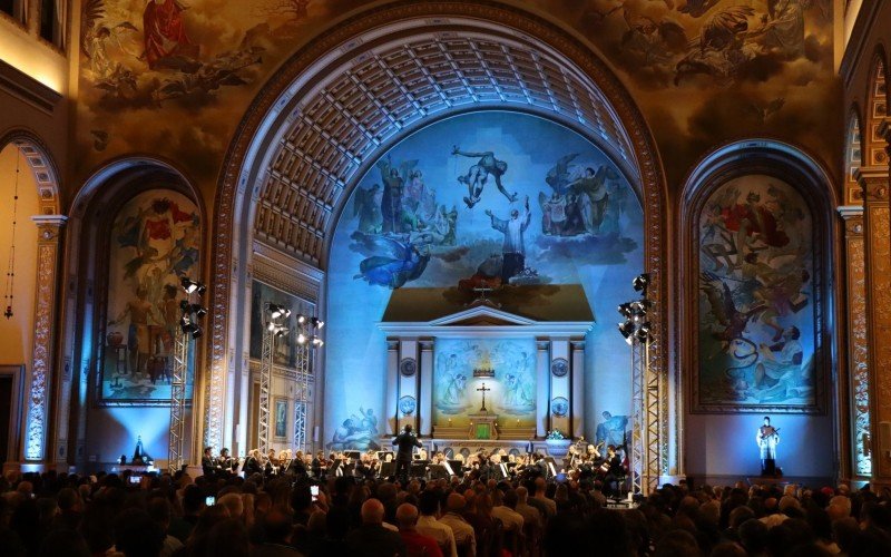 Beleza da catedral abrilhantou o espetáculo | Jornal NH