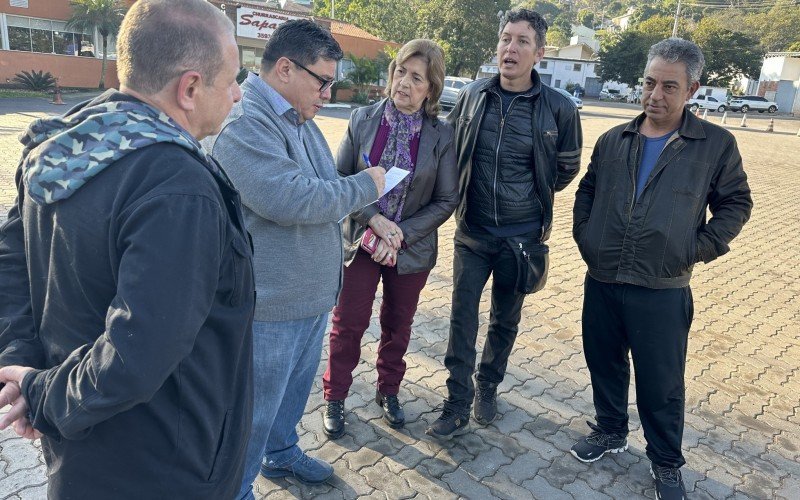 Vereadores Cristiano Coller (e), Enio Brizola e Lourdes Valim, ao lado de Florisvado e Luiz. Grupo se reuniu sexta-feira (21) para reivindicar melhorias no trecho da BR-116. No mesmo fim de semana, mais uma morte mostrou urgência do problema | Jornal NH