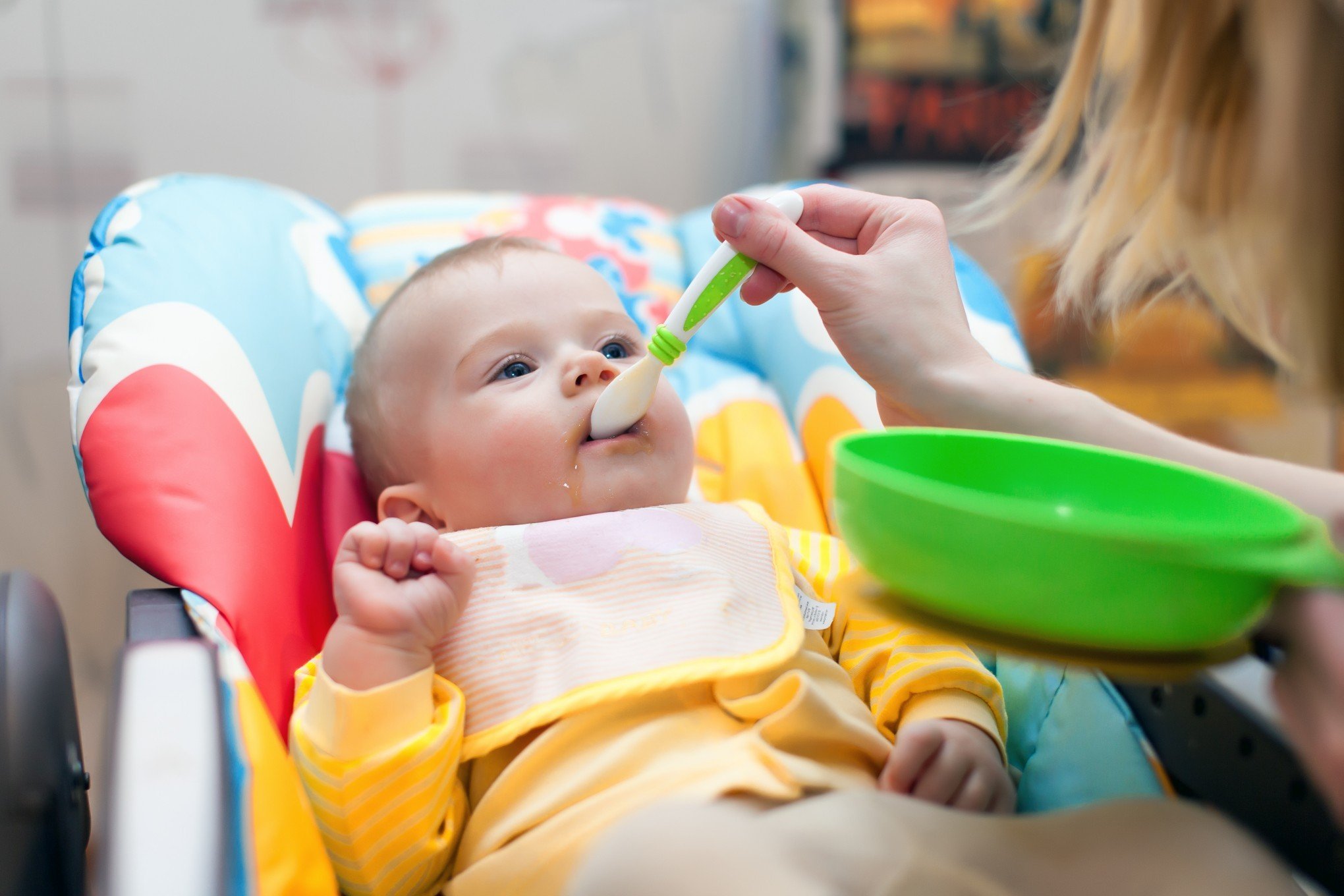 Cientistas fazem alerta sobre aquecer comida de bebê em recipientes de plástico; confira
