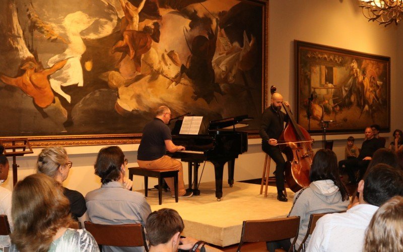  Marco Delestre no contrabaixo e Paulo Bergmann, piano com Pequena SuÃ­te de Heitor Villa-Lobos