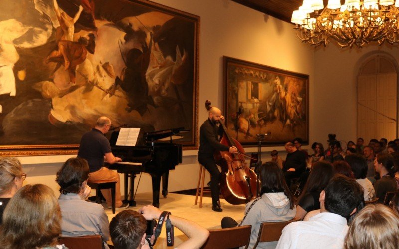  Marco Delestre no contrabaixo e Paulo Bergmann, piano com Pequena SuÃ­te de Heitor Villa-Lobos