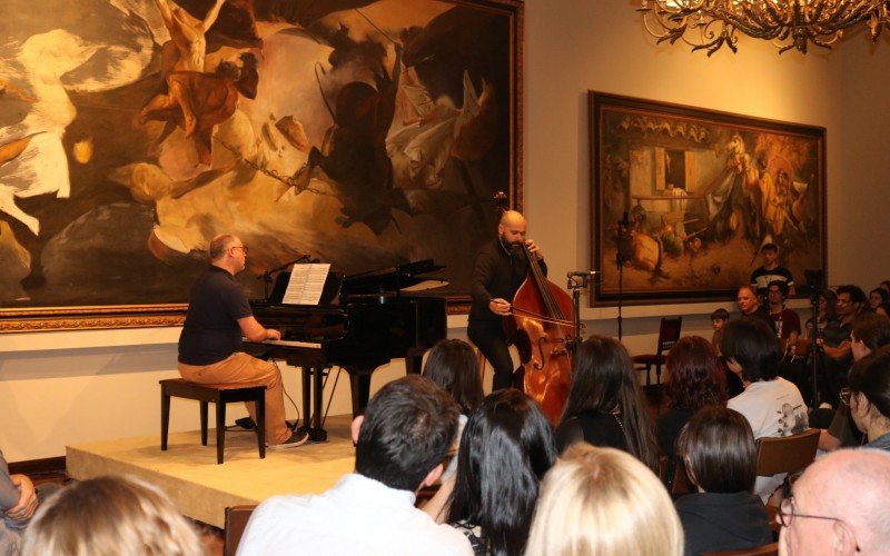  Marco Delestre no contrabaixo e Paulo Bergmann, piano com Pequena SuÃ­te de Heitor Villa-Lobos