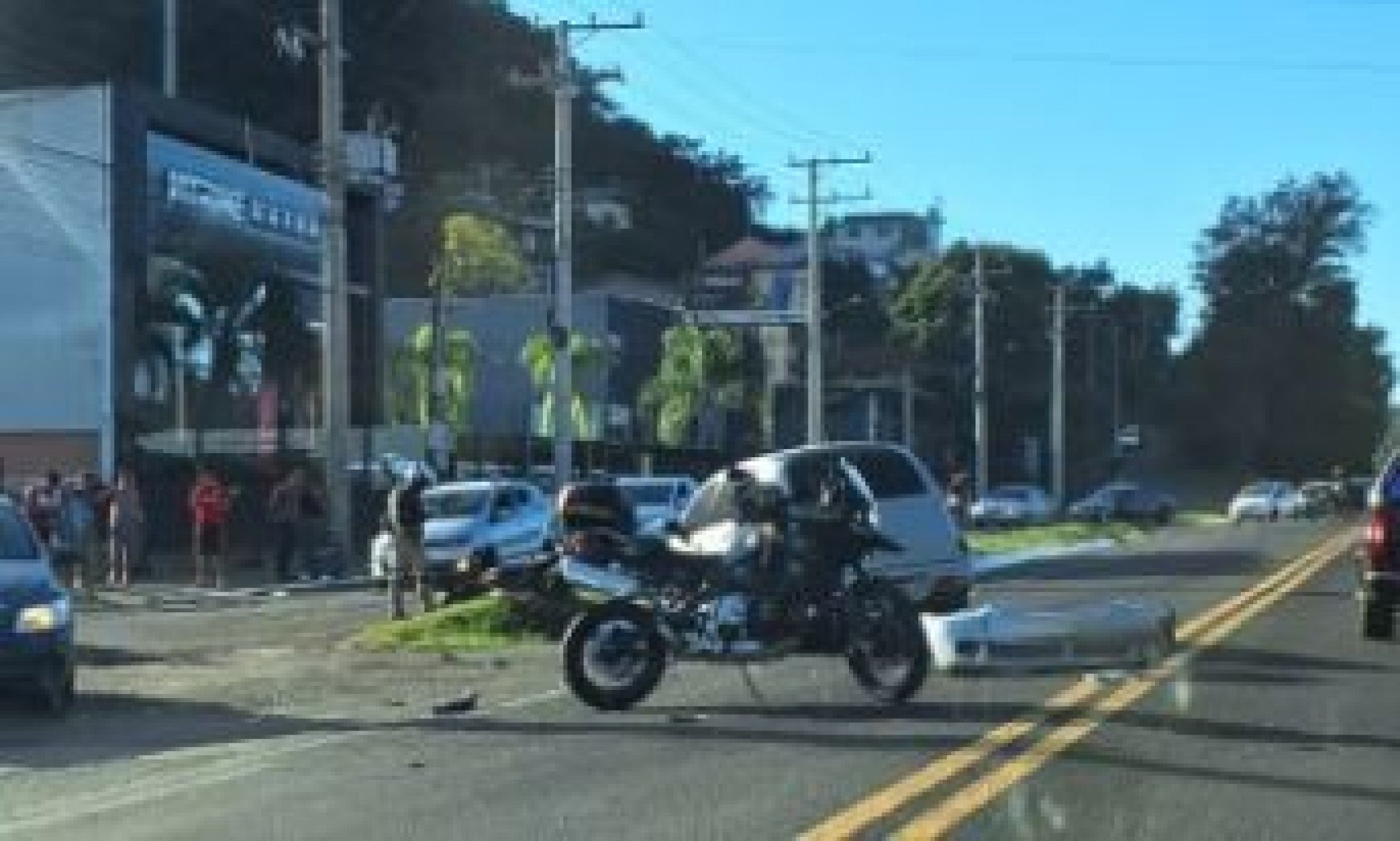 TRÂNSITO: Colisão entre carro e moto causa lentidão em trecho da BR-116 neste sábado