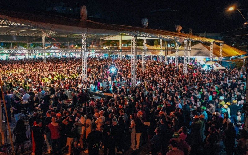 Público lotou a arena do palco principal para ver a cantora