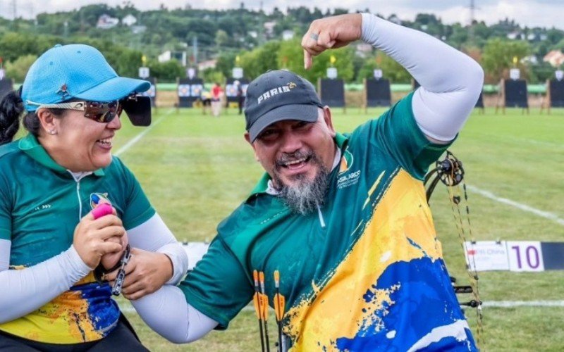 Jane Karla e Reinaldo Charão comemoram a prata durante o Mundial em Pilsen