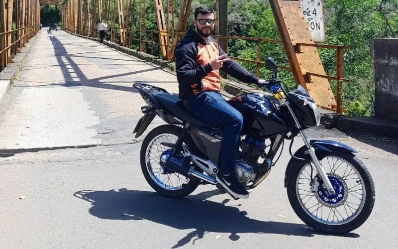 "Trouxe muitas amizades, mas também o tirou de perto de nós": Namorada fala da paixão do motociclista que morreu na BR-116 pelo mundo sobre duas rodas