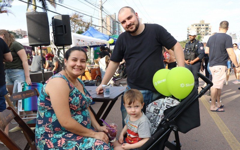 casal Monique Escardel, 29 anos, e MaurÃ­cio Hartmann, 30, prestigiaram a danÃ§a da quadrilha com o filho Martin, 3.