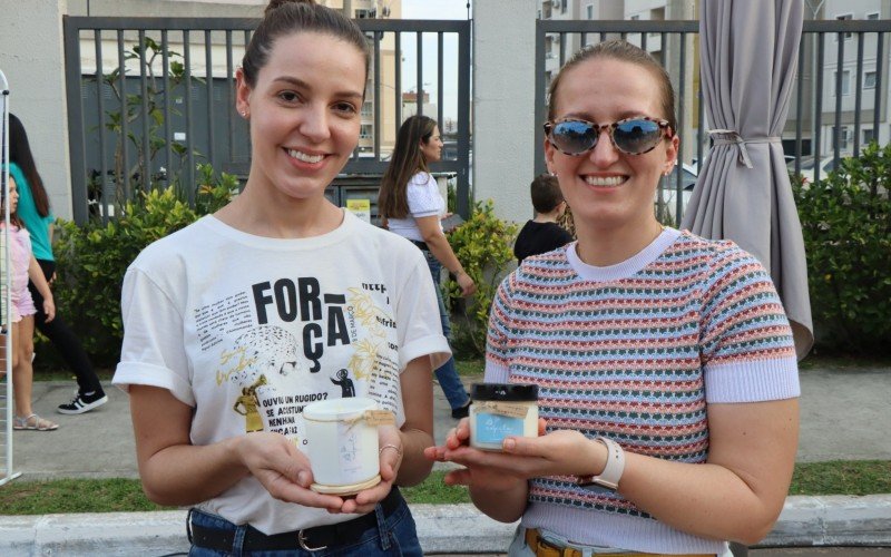 Camila Prochnow, com a tia Rocheli Schmitt, expondo velas