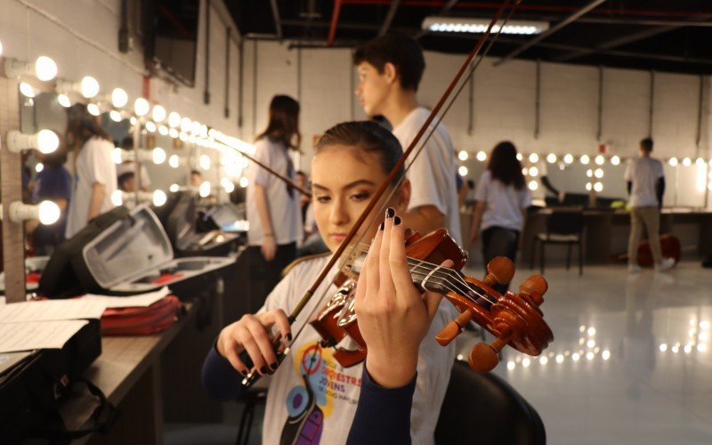 Rafaela Winck é aluna no NOJ e toca violino e viola | Jornal NH