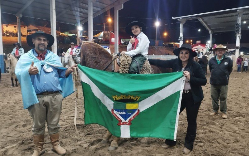 João anda a cavalo desde os dois anos de idade e aos cinco anos já começou a competir