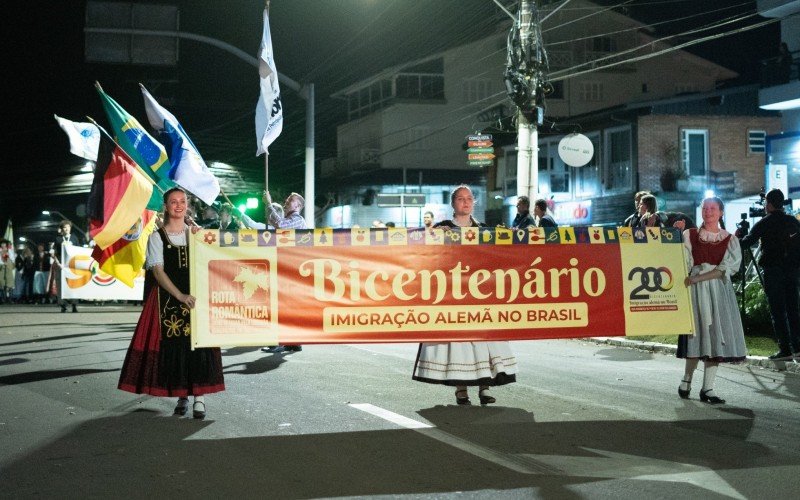 Desfile em Nova PetropÃ³lis