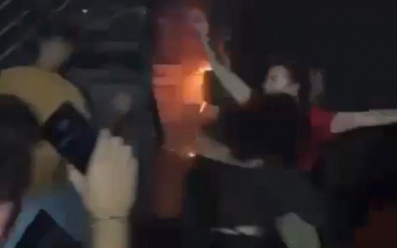 Imagem mostra principio de incêndio e brigadista orientando frequentadores | Jornal NH