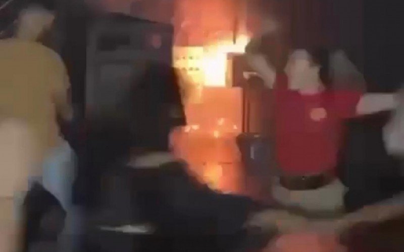 Imagens mostram fogo e, em primeiro plano, brigadista orienta saída do público | Jornal NH