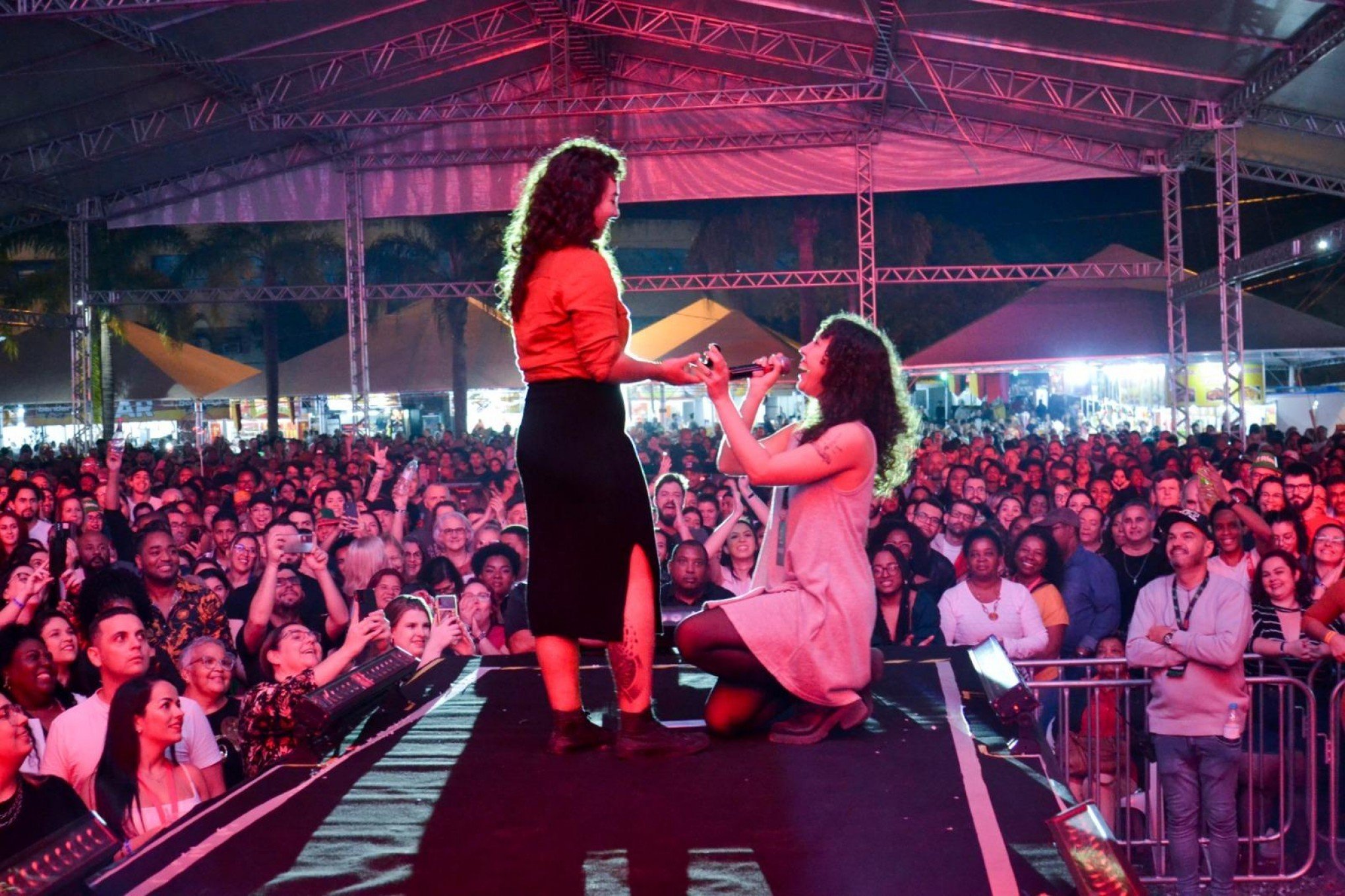 "Arte nos uniu de novo": Cantora faz pedido de casamento na frente de mais de 10 mil pessoas na São Leopoldo Fest