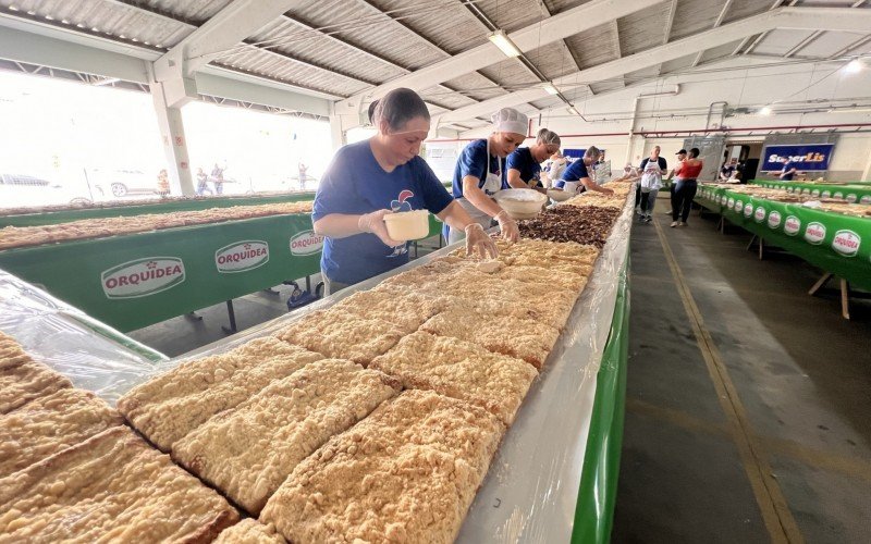 Agudo bate recorde com a produção de cuca de 1,6 tonelada, 184,7 metros de comprimento e 14 sabores | Jornal NH