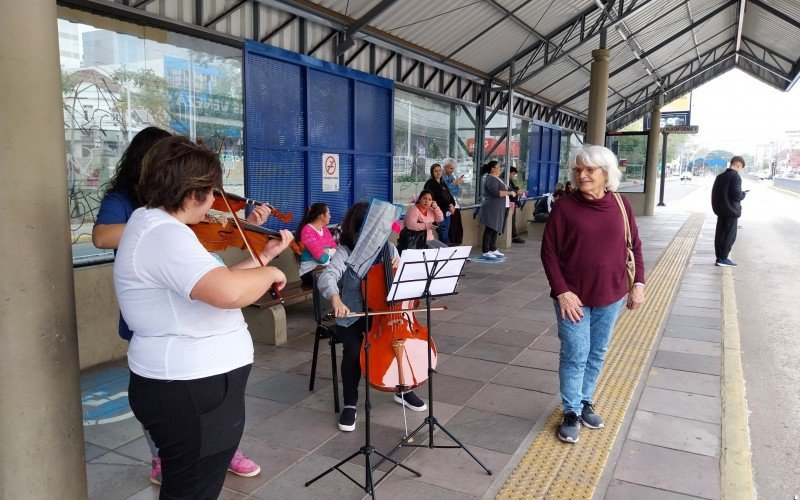 IntervenÃ§Ã£o musical no ParadÃ£o da Avenida Primeiro de MarÃ§o com NÃºcleo de Orquestras Jovens