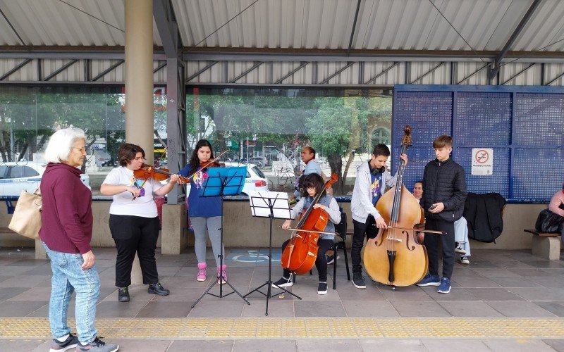 IntervenÃ§Ã£o musical no ParadÃ£o da Avenida Primeiro de MarÃ§o com NÃºcleo de Orquestras Jovens