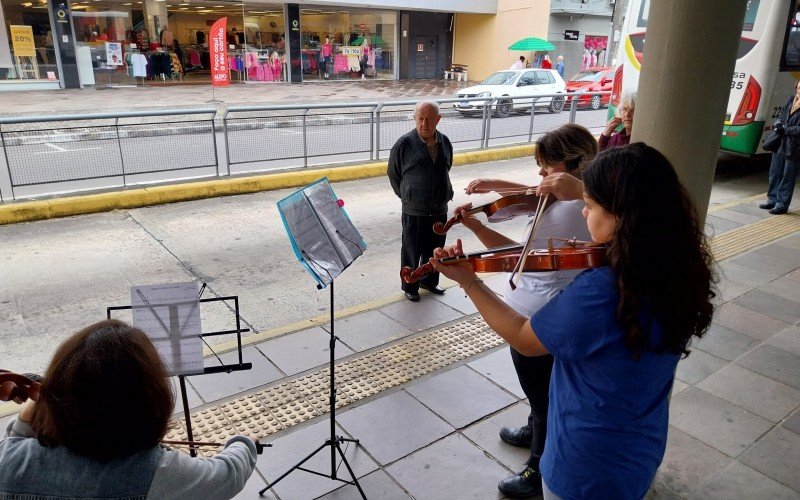 Intervenção musical no Paradão da Avenida Primeiro de Março com Núcleo de Orquestras Jovens | Jornal NH