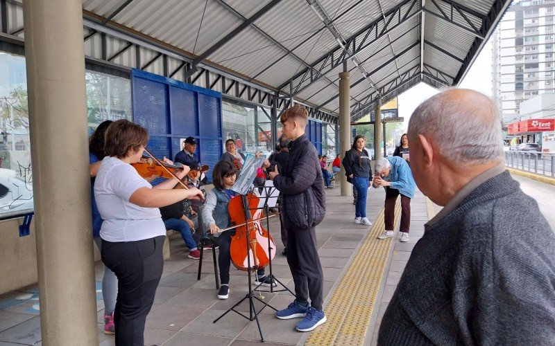 IntervenÃ§Ã£o musical no ParadÃ£o da Avenida Primeiro de MarÃ§o com NÃºcleo de Orquestras Jovens