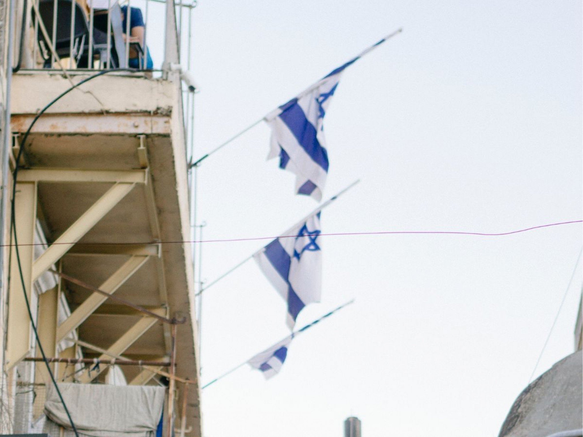 Parlamento de Israel restringe poder do Supremo; opositores gritam "vergonha"