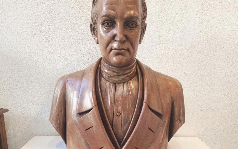 Estátua do Visconde de São Leopoldo, fundador do município e primeiro presidente da então Província do Rio Grande do Sul. A réplica do busto foi esculpida em madeira pelo artista Valter Frasson. | Jornal NH