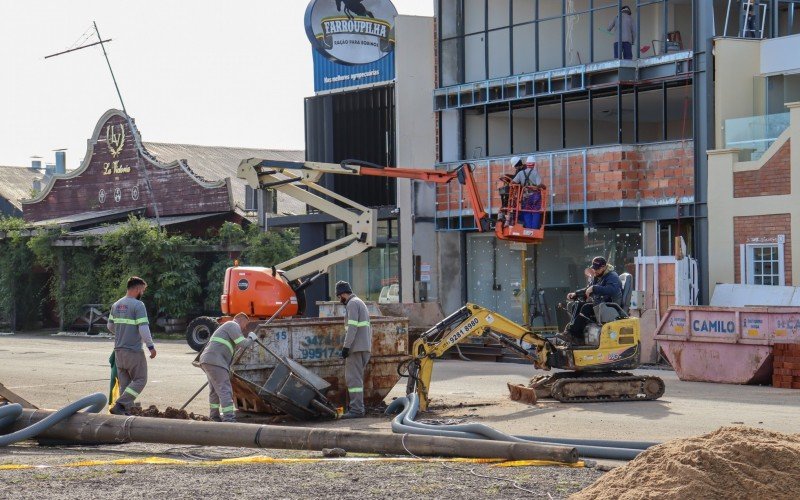 Equipes trabalham para a feira que ocorre entre 26 de agosto e 3 de setembro