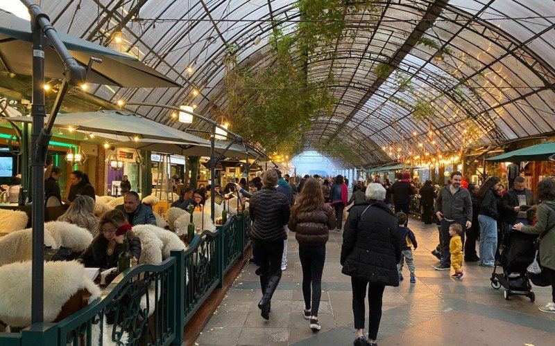 Rua Coberta na alta temporada tem restaurantes cheios | Jornal NH