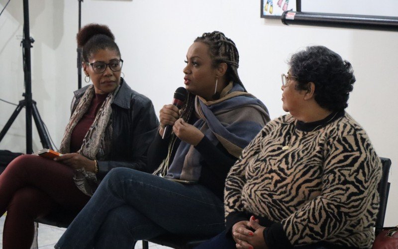 O 2Âº Encontro da Mulher Negra reuniu participantes e palestrantes numa roda de conversa