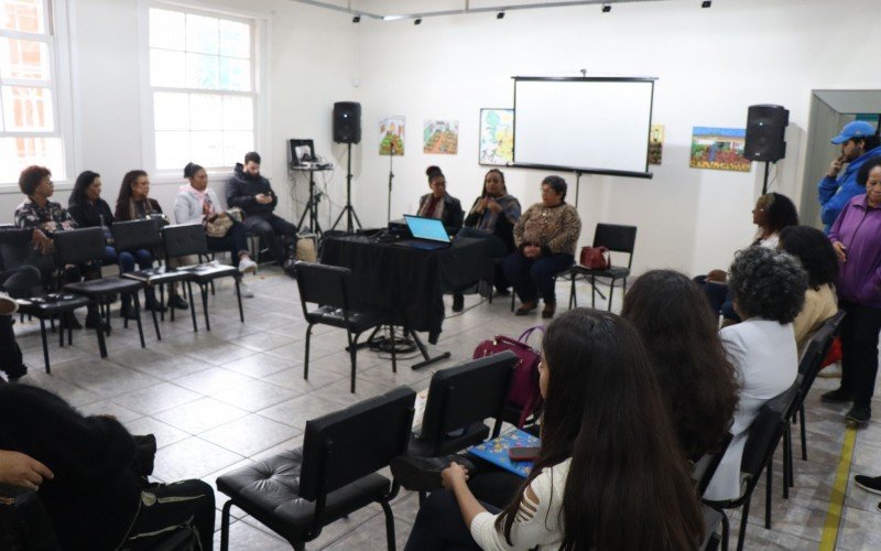 O 2Âº Encontro da Mulher Negra reuniu participantes e palestrantes numa roda de conversa