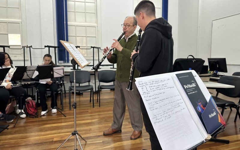 Clarinetista Luis Rossi (e) ministra aula no festival | Jornal NH