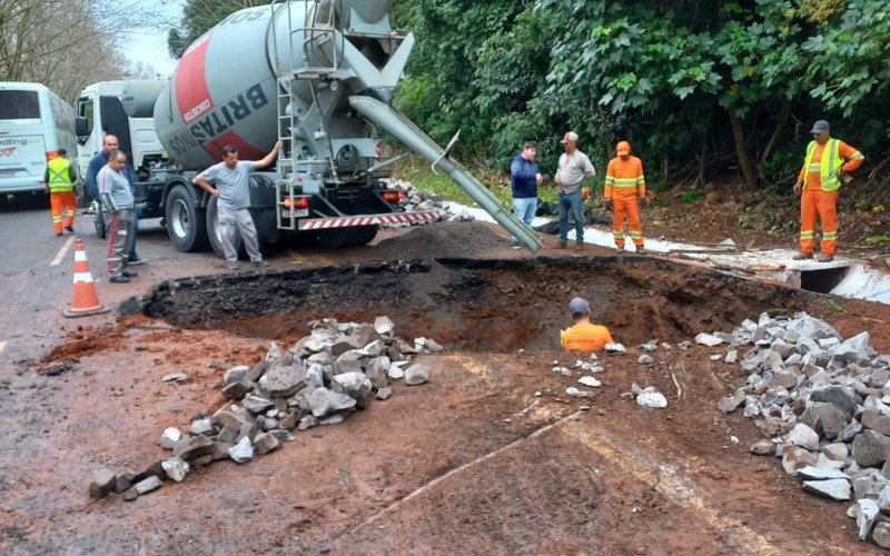 Conserto de cano em cratera da BR 116 em Dois IrmÃ£os