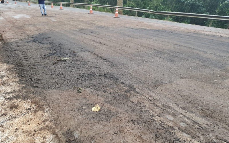 BR-116: Trânsito é liberado em trecho que foi bloqueado por causa de cratera na rodovia em Dois Irmãos | Jornal NH
