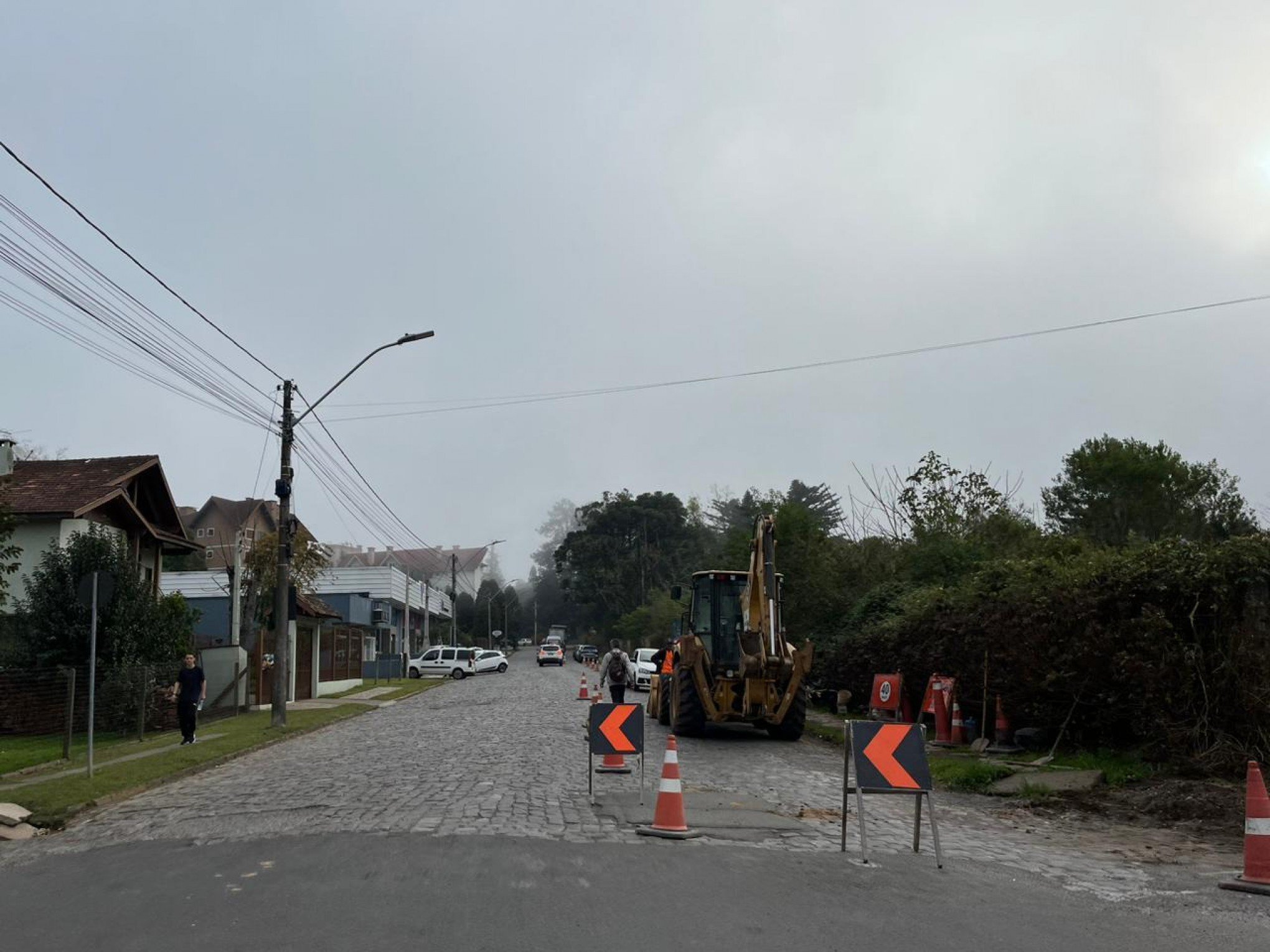 Repavimentação de rua na área central de Canela tem fluxo em meia pista e desvio