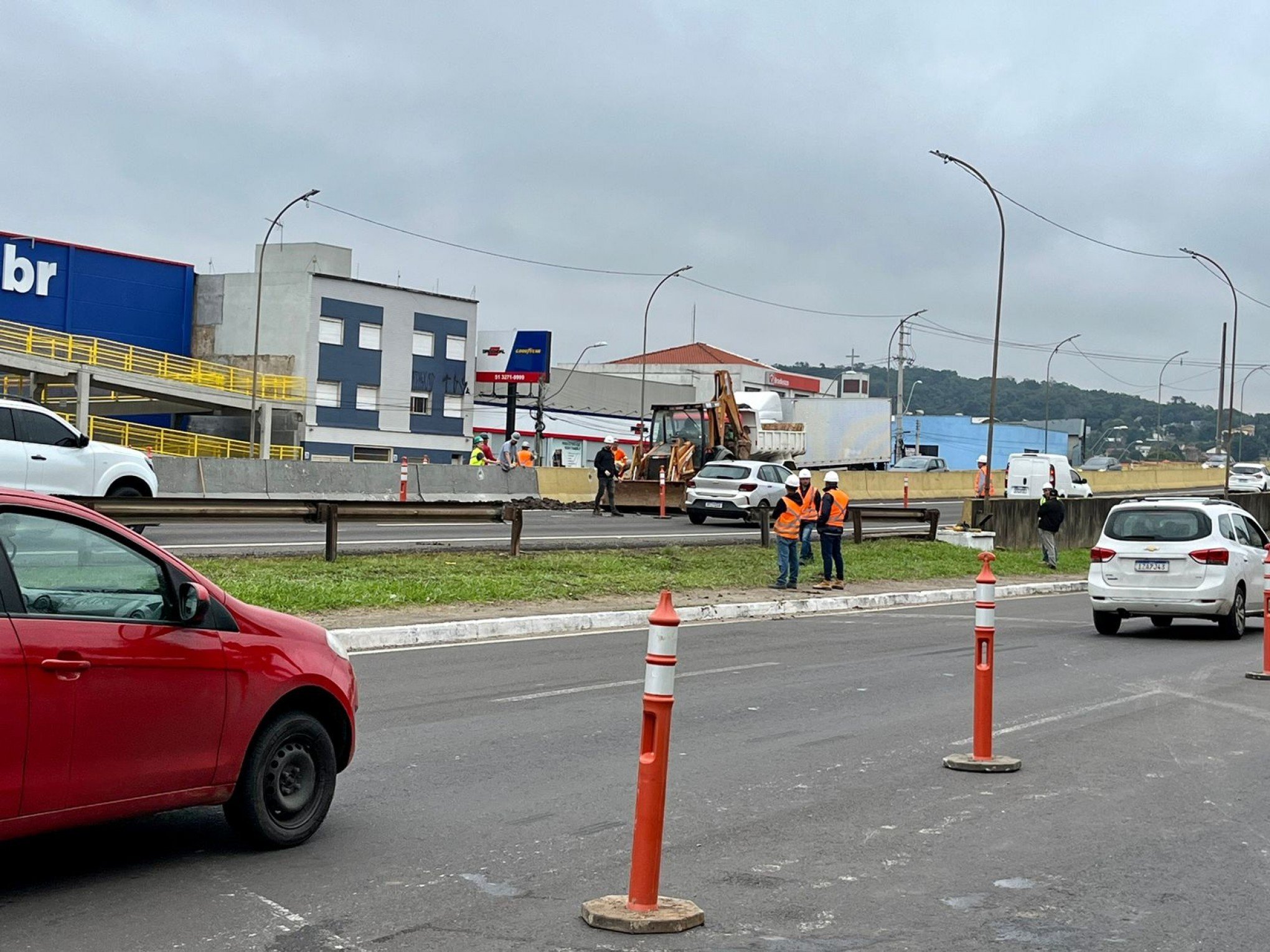 Bloqueio sobre o viaduto da Scharlau causa lentidão no trânsito na BR-116