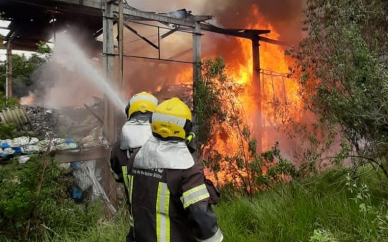 Bombeiros combatem fogo em depÃ³sito