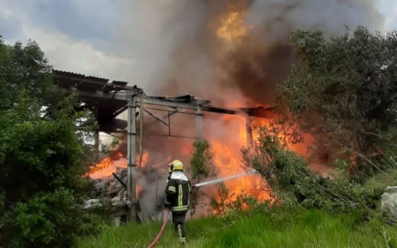 Bombeiros combatem fogo em depÃ³sito