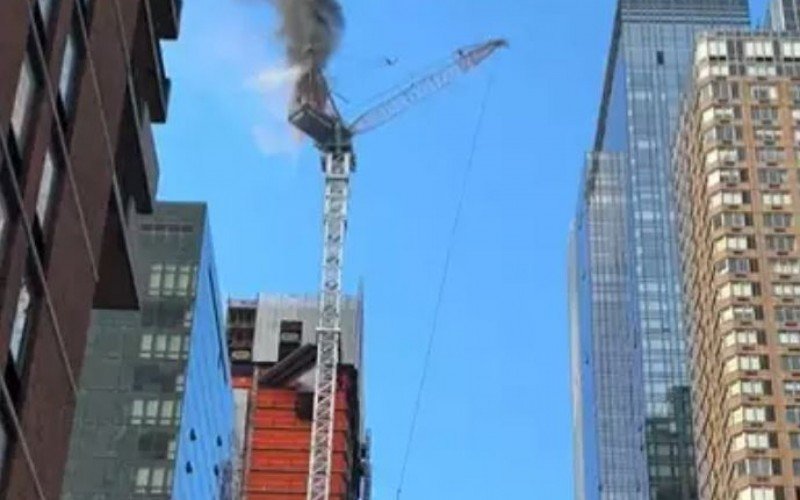 Guindaste despenca do topo de prédio e bate em outro edifício | Jornal NH
