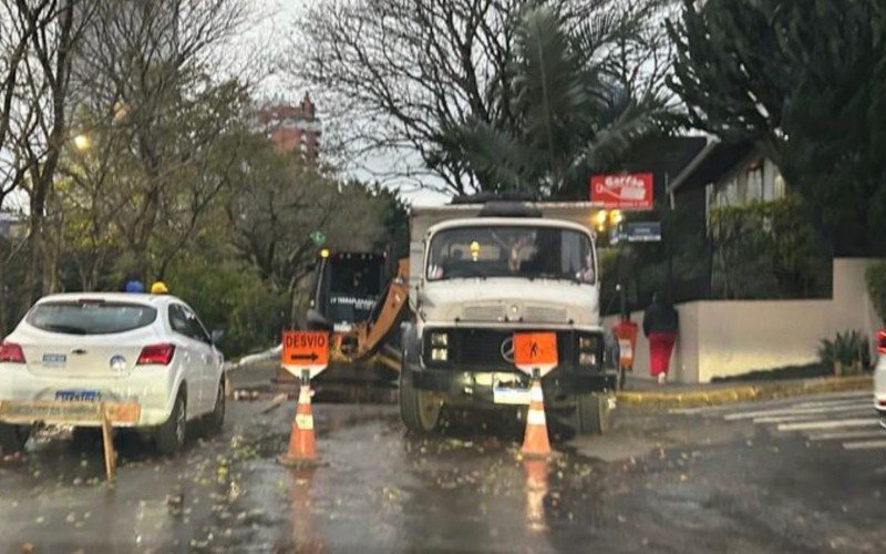 Obra bloqueia o trânsito na Avenida Maurício Cardoso, em Novo Hamburgo | Jornal NH