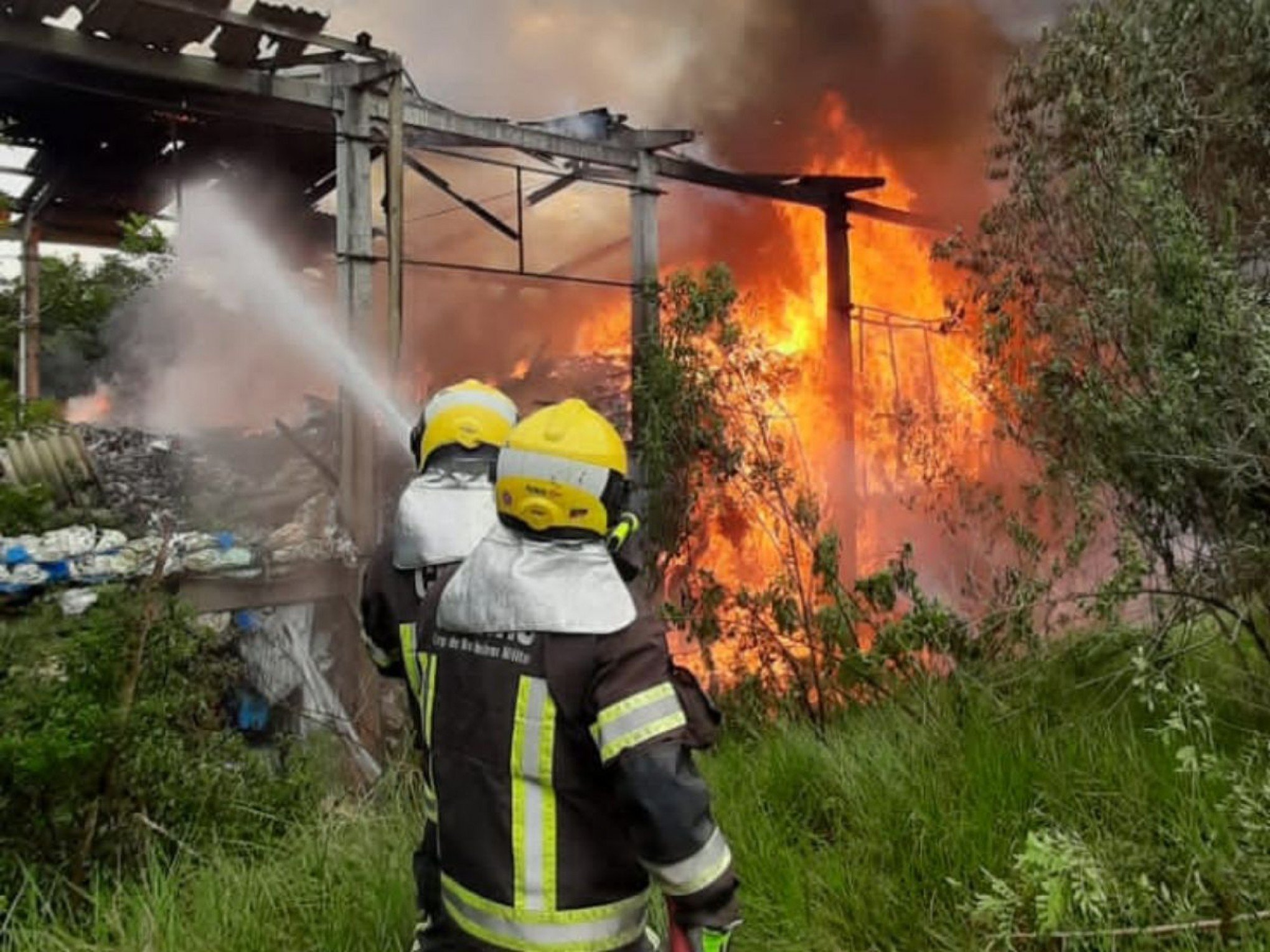 INCÊNDIO: Depósito pega fogo em Taquara; veja imagens
